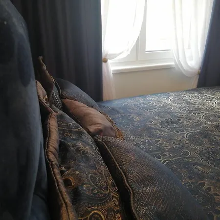 Apartment луксозна спалня с баня и отделна кухня в супер центъра на града и до морската градина